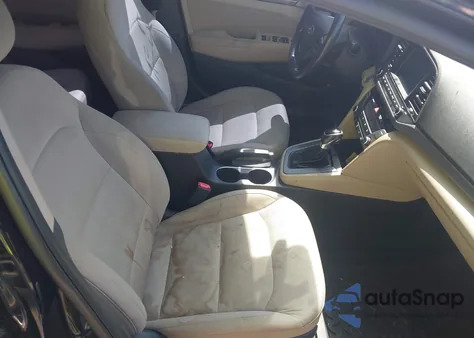 2017 Hyundai Elantra Value Edition z USA, uszkodzony, nr VIN 5NPD84LF3HH157361